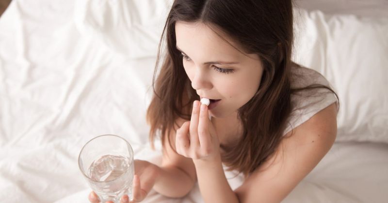 Uống thuốc tránh thai hàng ngày quan hệ xuất trong có sao không?